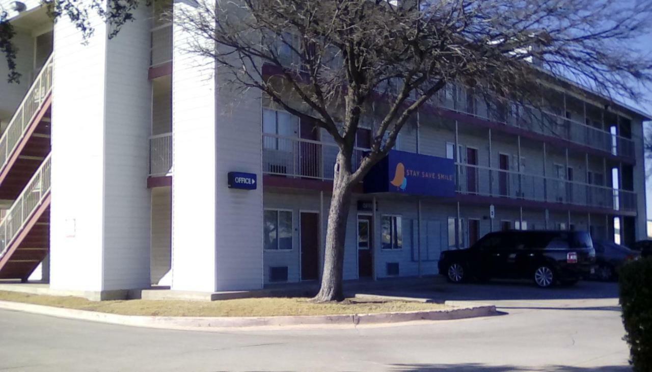 Intown Suites Extended Stay Lewisville Tx Valley View Dr Exterior photo